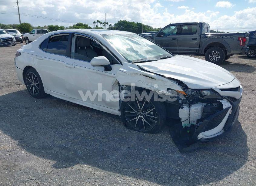 2024 Toyota Camry SE (VIN 4T1G11AK0RU242094) main photo