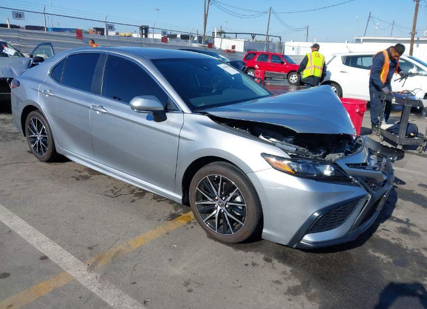 2024 Toyota Camry SE (VIN 4T1G11AK0RU844185) main photo