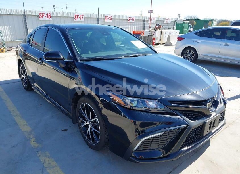 2024 Toyota Camry SE (VIN 4T1G11AK0RU880961) main photo