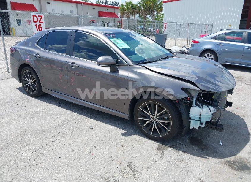 2024 Toyota Camry SE (VIN 4T1G11AK0RU882760) main photo