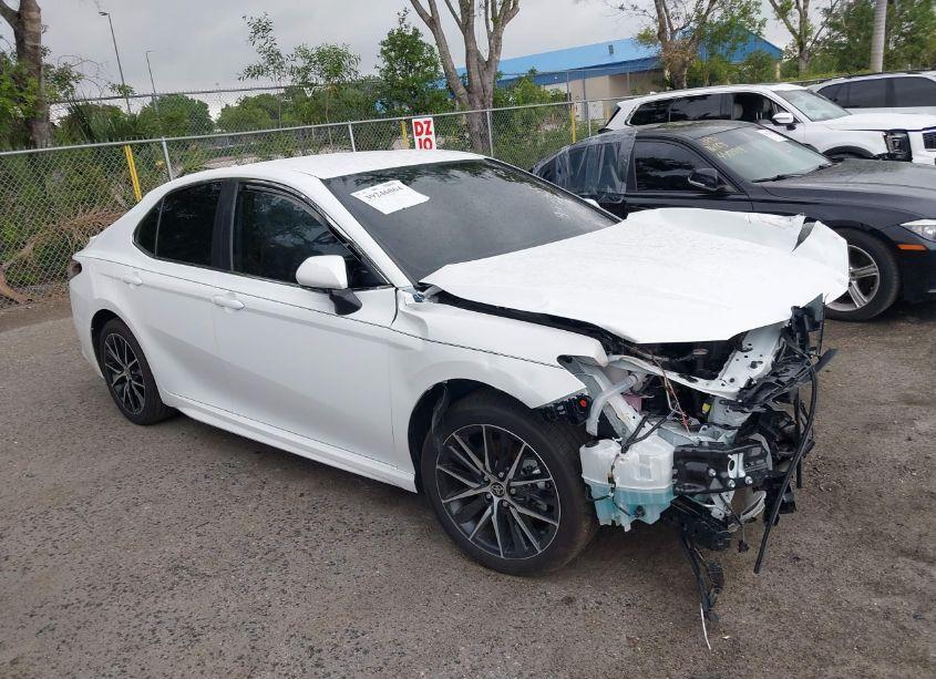 2024 Toyota Camry SE (VIN 4T1G11AK0RU883844) main photo