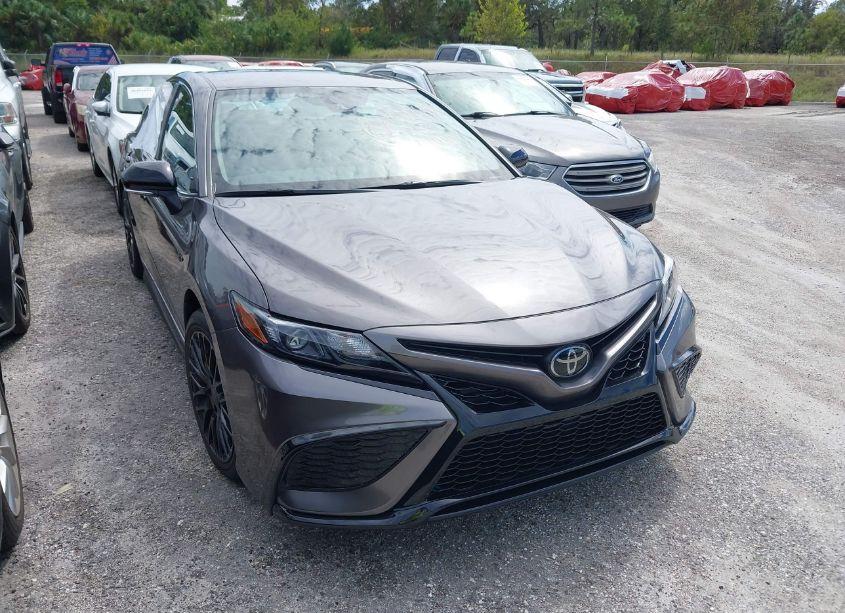 2024 Toyota Camry SE (VIN 4T1G11AK0RU899008) main photo