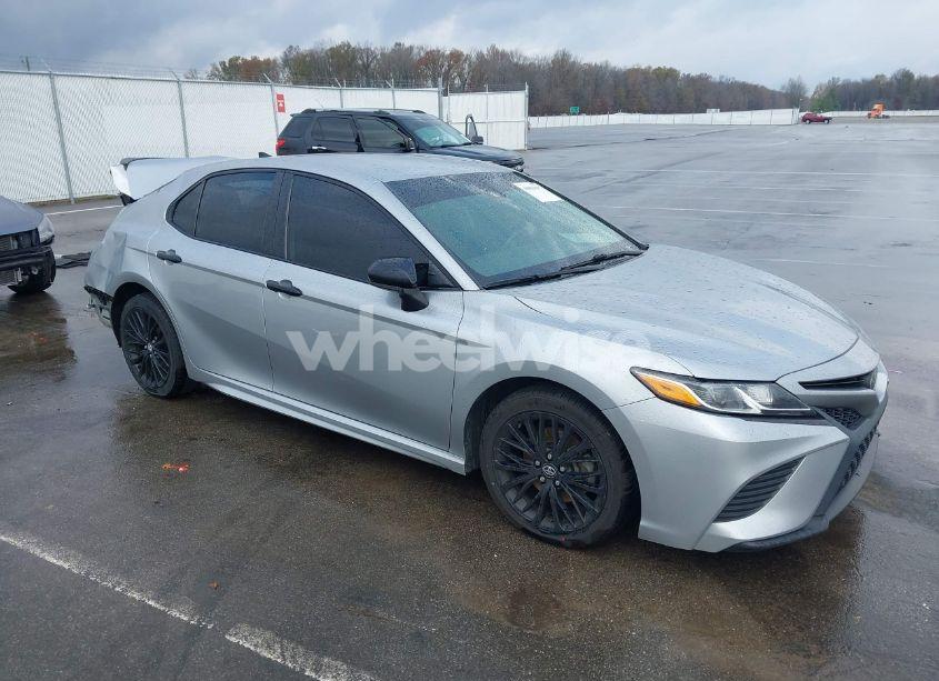 2020 Toyota Camry SE NIGHTSHADE EDITION (VIN 4T1G11AK1LU301046) main photo