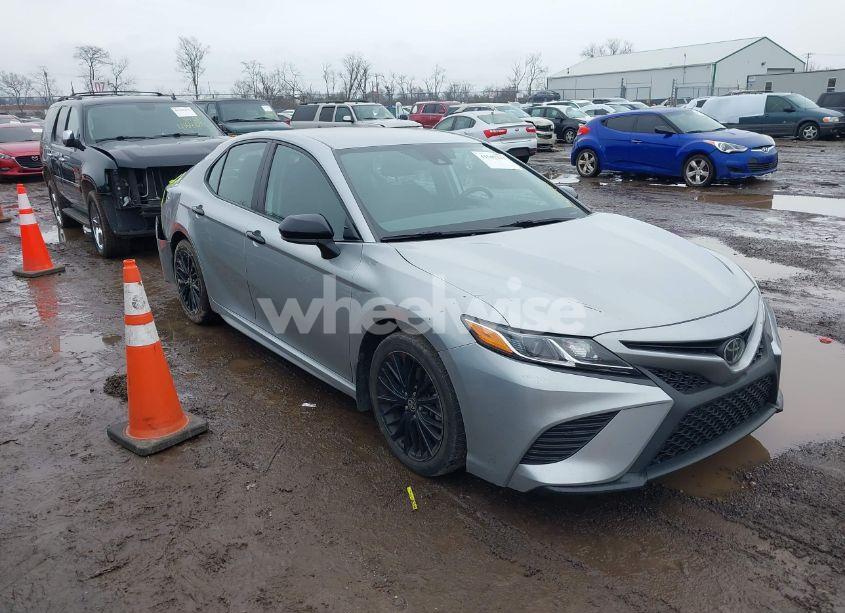 2020 Toyota Camry SE NIGHTSHADE EDITION (VIN 4T1G11AK1LU386275) main photo