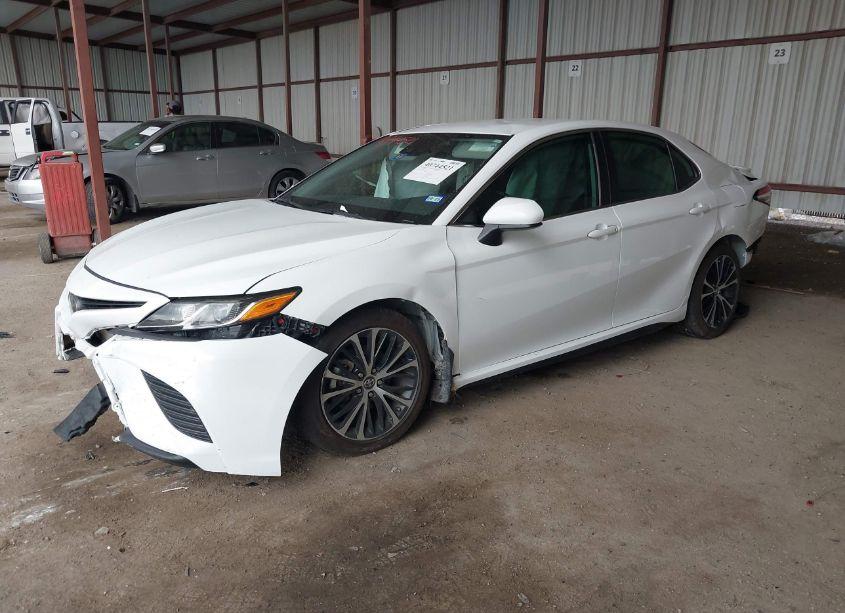 Photo 2 of 2020 Toyota Camry SE (VIN 4T1G11AK1LU860385)