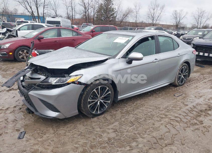 Photo 2 of 2020 Toyota Camry SE (VIN 4T1G11AK1LU872598)