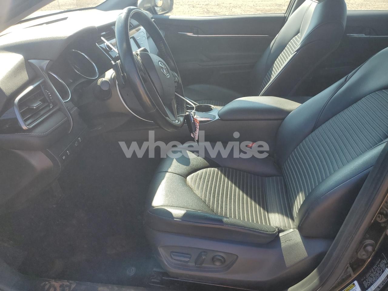 Photo 7 of 2020 TOYOTA CAMRY SE (VIN 4T1G11AK1LU877915)