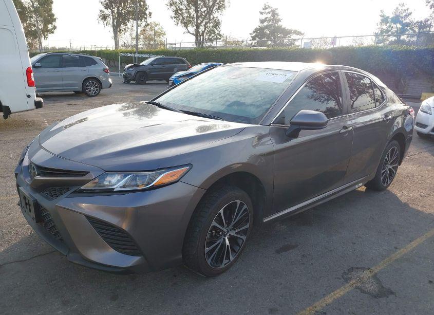 Photo 2 of 2020 Toyota Camry SE (VIN 4T1G11AK1LU896383)