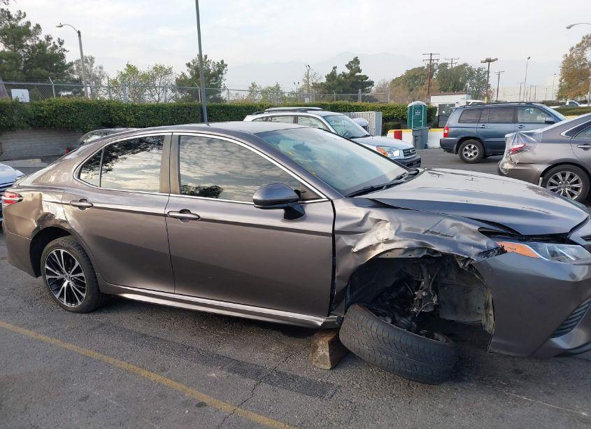 Photo 6 of 2020 Toyota Camry SE (VIN 4T1G11AK1LU896383)