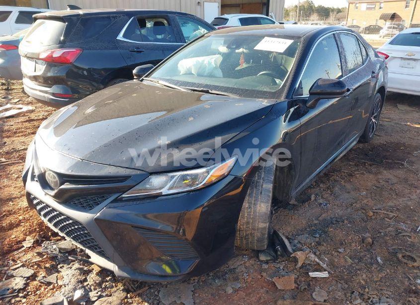 Photo 2 of 2020 Toyota Camry SE (VIN 4T1G11AK1LU923954)
