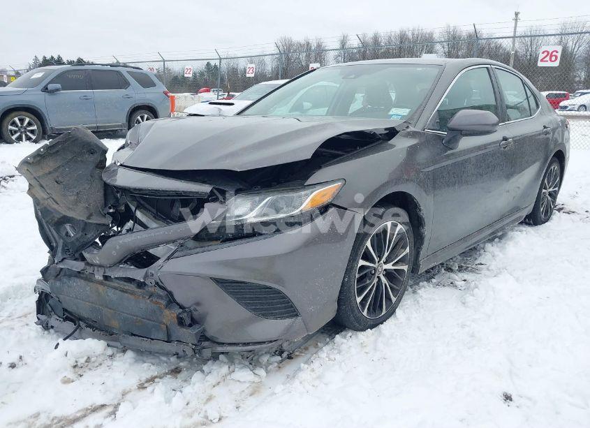 Photo 2 of 2020 Toyota Camry SE (VIN 4T1G11AK1LU954198)