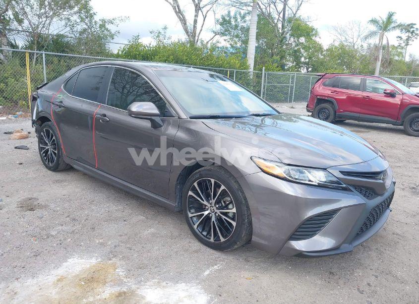 2020 Toyota Camry SE (VIN 4T1G11AK1LU956193) main photo