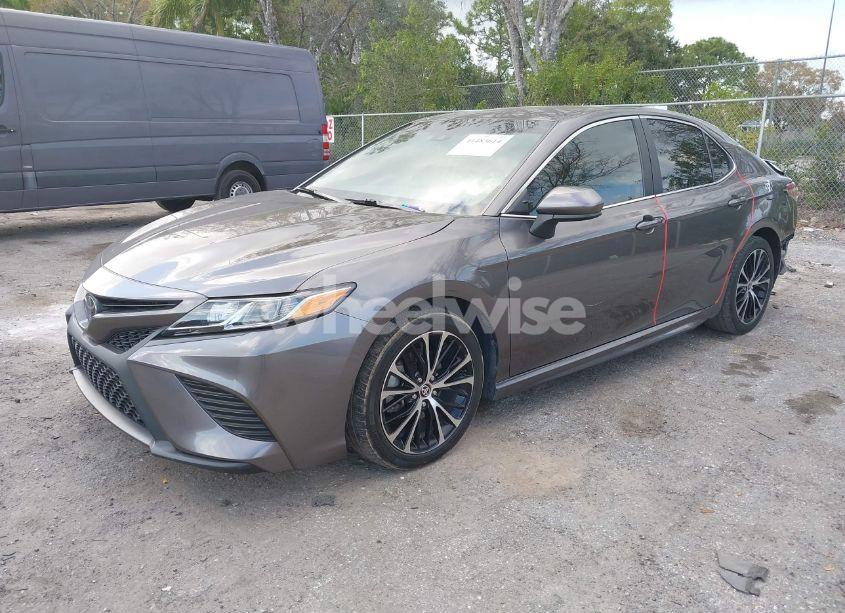 Photo 2 of 2020 Toyota Camry SE (VIN 4T1G11AK1LU956193)