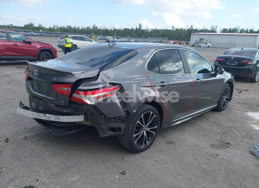 Photo 4 of 2020 Toyota Camry SE (VIN 4T1G11AK1LU956193)