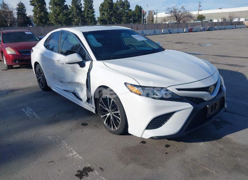 2020 Toyota Camry SE (VIN 4T1G11AK1LU988819) main photo