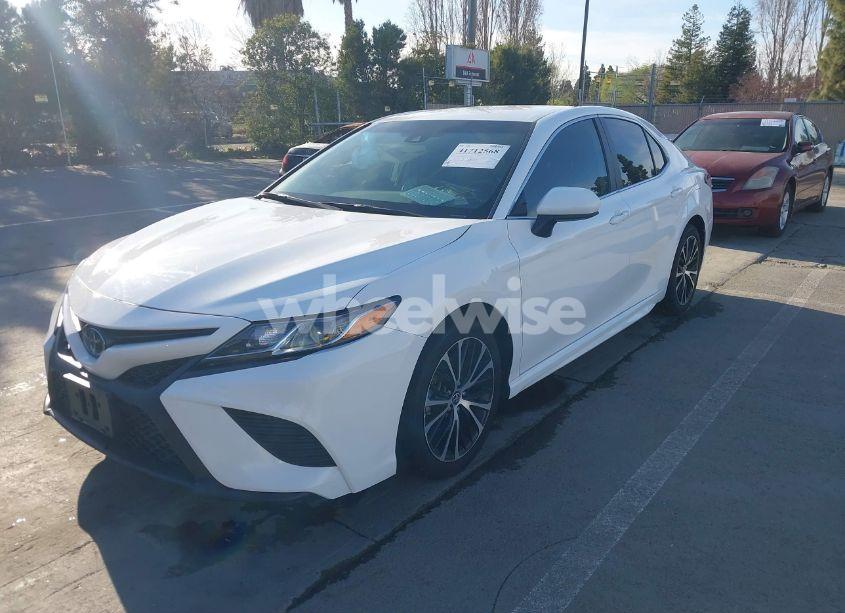 Photo 2 of 2020 Toyota Camry SE (VIN 4T1G11AK1LU988819)