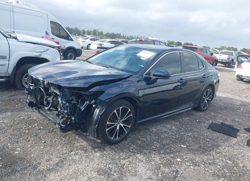 Photo 2 of 2020 Toyota Camry SE (VIN 4T1G11AK1LU988867)
