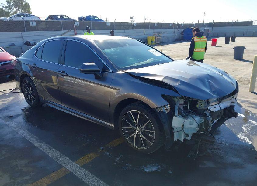 2021 Toyota Camry SE (VIN 4T1G11AK1MU422547) main photo