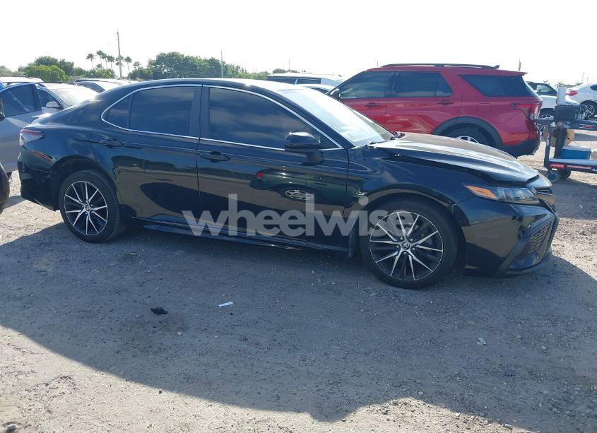 2021 Toyota Camry SE (VIN 4T1G11AK1MU544647) main photo