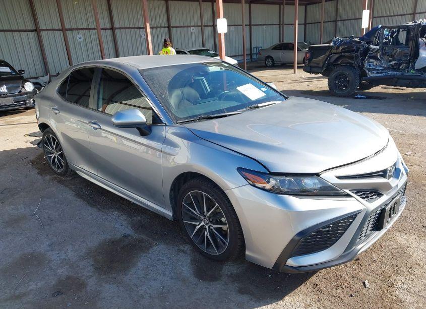 2021 Toyota Camry SE (VIN 4T1G11AK1MU558709) main photo