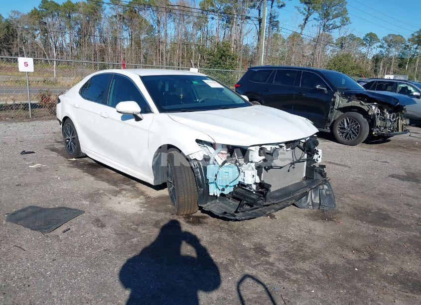 2021 Toyota Camry SE (VIN 4T1G11AK1MU581570) main photo