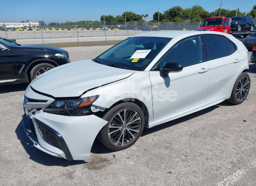 Photo 2 of 2022 Toyota Camry SE (VIN 4T1G11AK1NU034901)