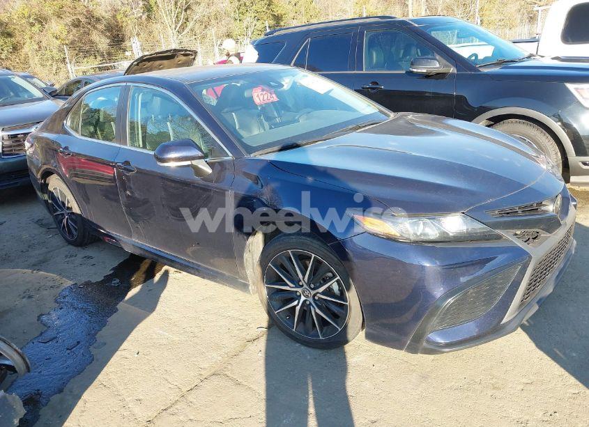 2022 Toyota Camry SE (VIN 4T1G11AK1NU054548) main photo