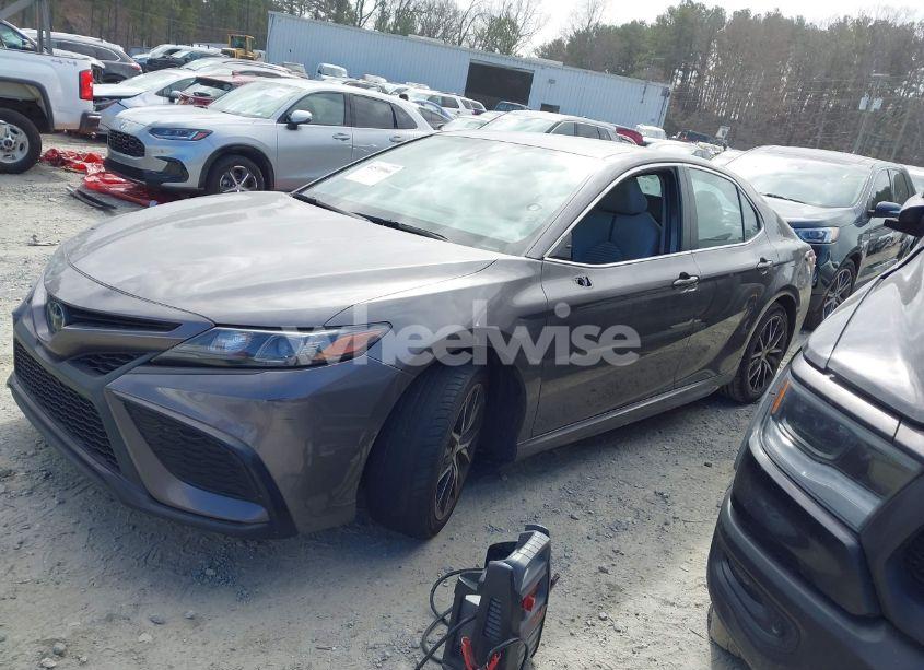 Photo 2 of 2022 Toyota Camry SE (VIN 4T1G11AK1NU075917)