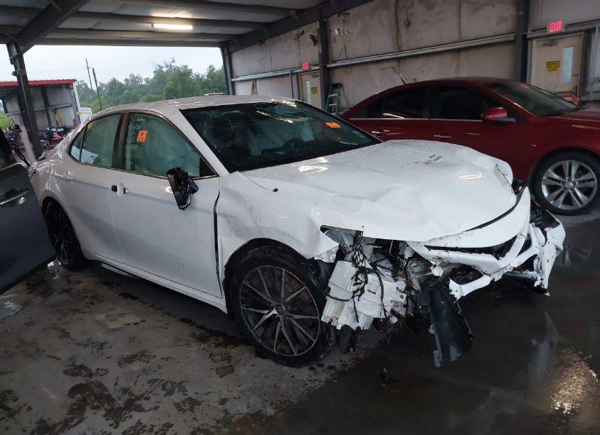 2022 Toyota Camry SE (VIN 4T1G11AK1NU622507) main photo