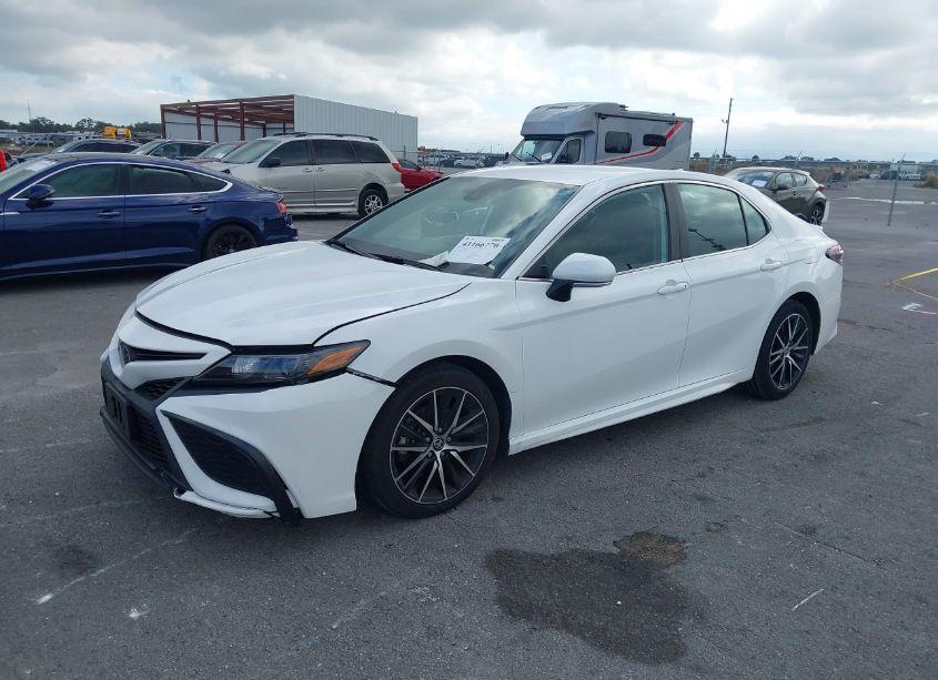 Photo 2 of 2022 Toyota Camry SE (VIN 4T1G11AK1NU709520)