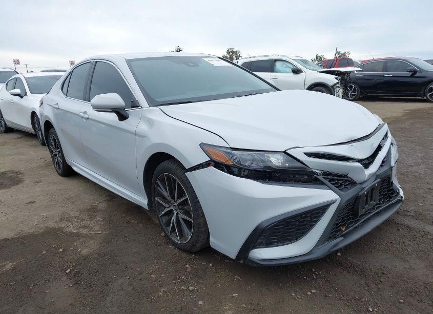 2024 Toyota Camry SE (VIN 4T1G11AK1RU199465) main photo