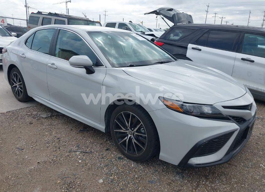 2024 Toyota Camry SE (VIN 4T1G11AK1RU212408) main photo