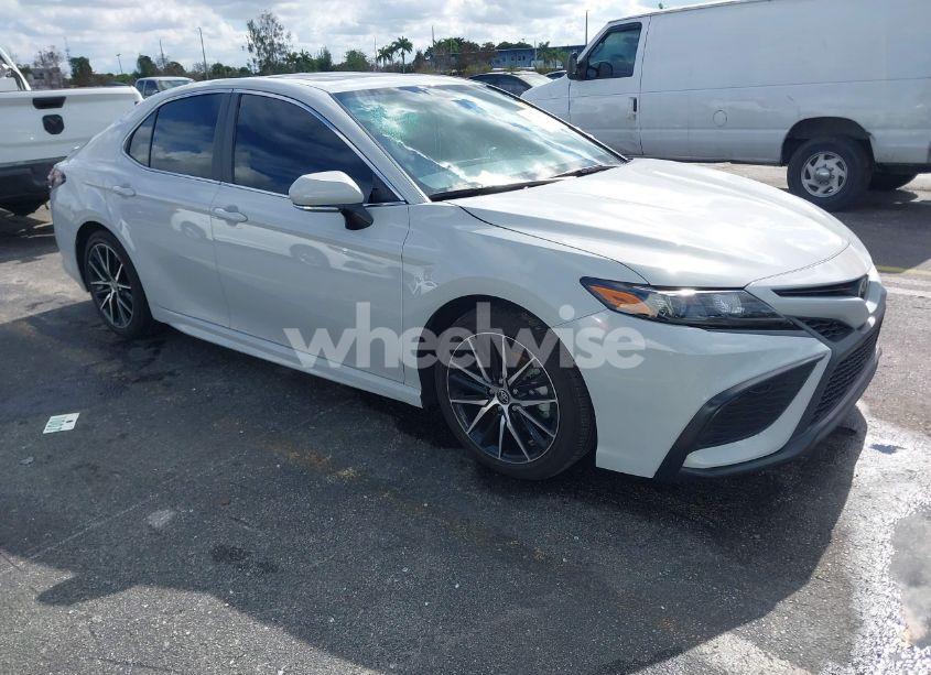 2024 Toyota Camry SE (VIN 4T1G11AK1RU238569) main photo