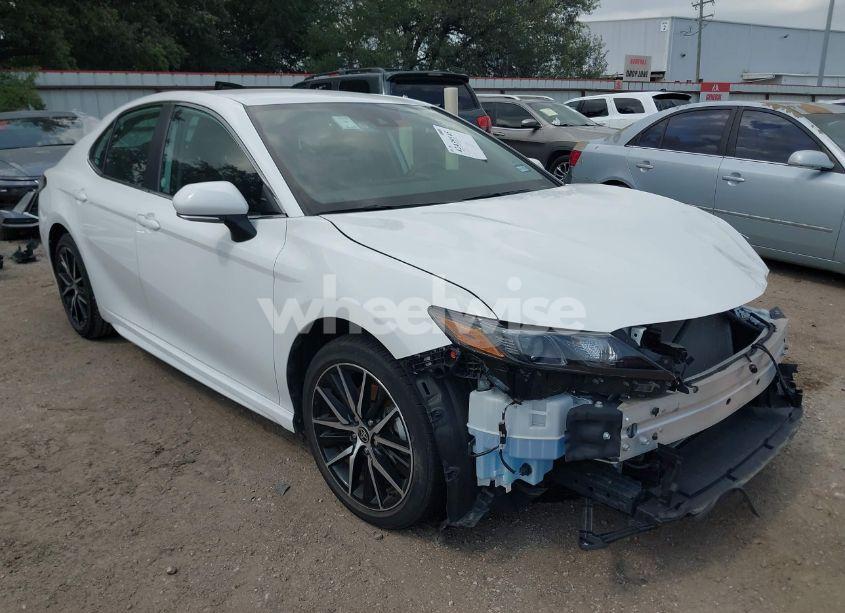 2024 Toyota Camry SE (VIN 4T1G11AK1RU240421) main photo