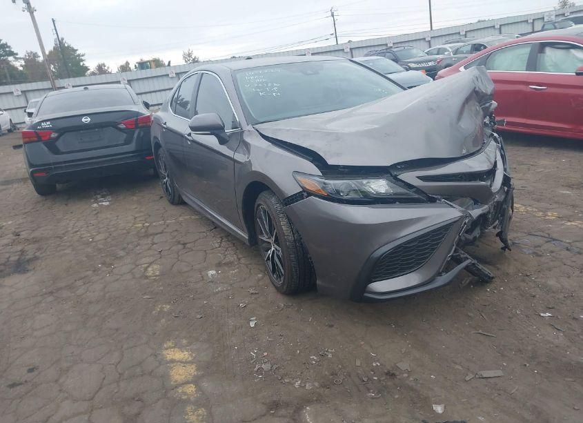 2024 Toyota Camry SE (VIN 4T1G11AK1RU263830) main photo