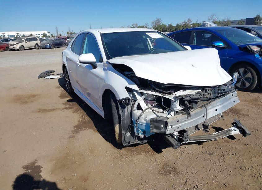 2020 Toyota Camry SE (VIN 4T1G11AK2LU302335) main photo