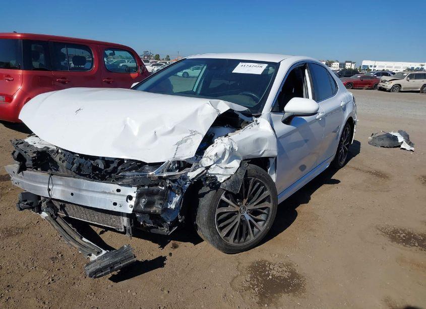 Photo 2 of 2020 Toyota Camry SE (VIN 4T1G11AK2LU302335)