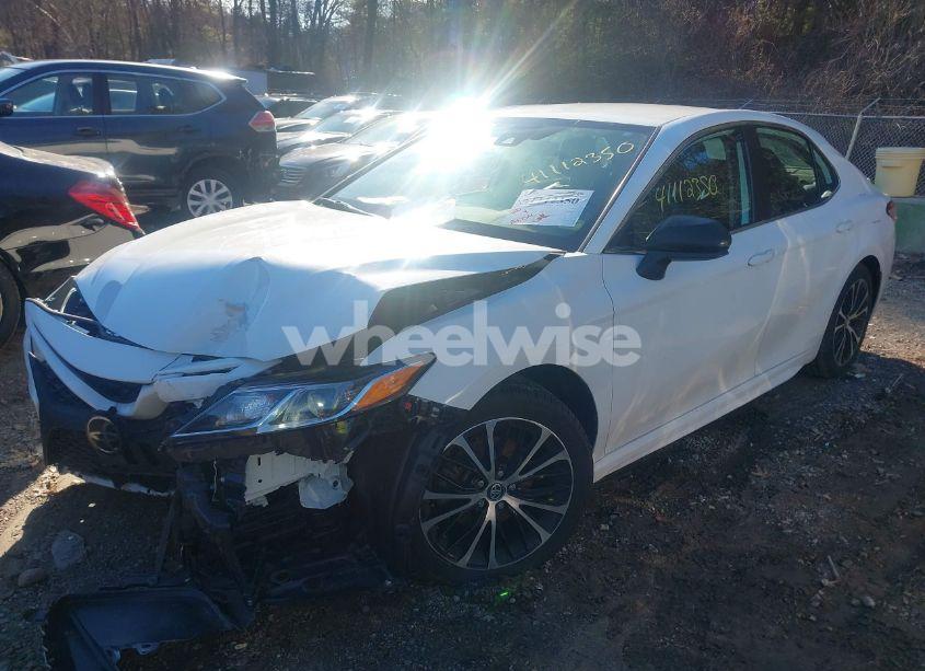Photo 2 of 2020 Toyota Camry SE (VIN 4T1G11AK2LU325534)