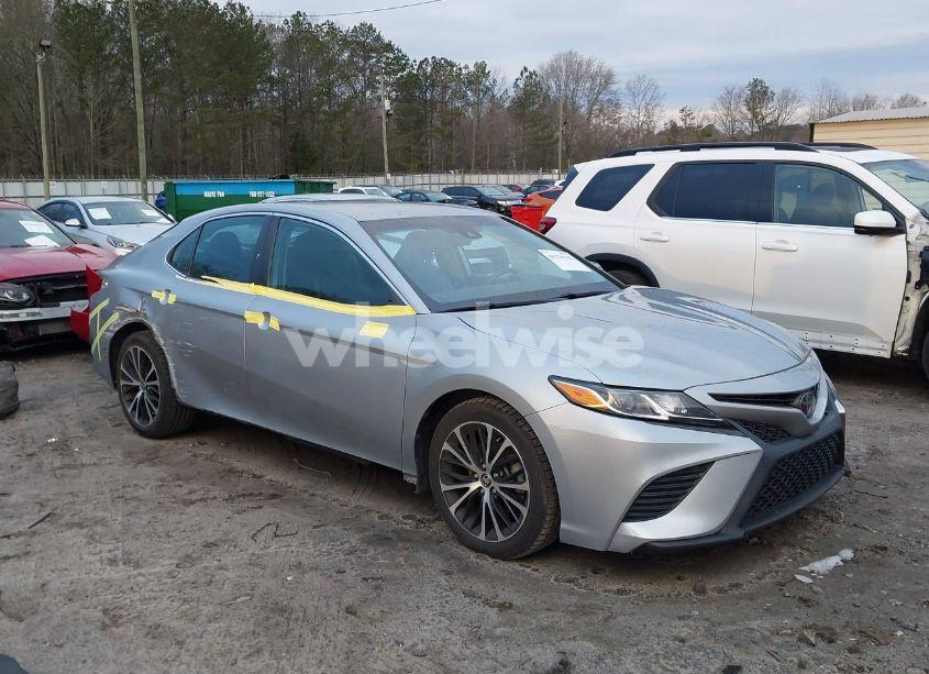 2020 Toyota Camry SE (VIN 4T1G11AK2LU367458) main photo