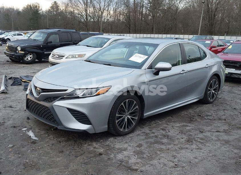Photo 2 of 2020 Toyota Camry SE (VIN 4T1G11AK2LU367458)
