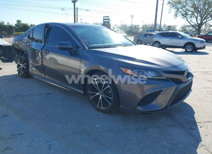 2020 Toyota Camry SE (VIN 4T1G11AK2LU392182) main photo