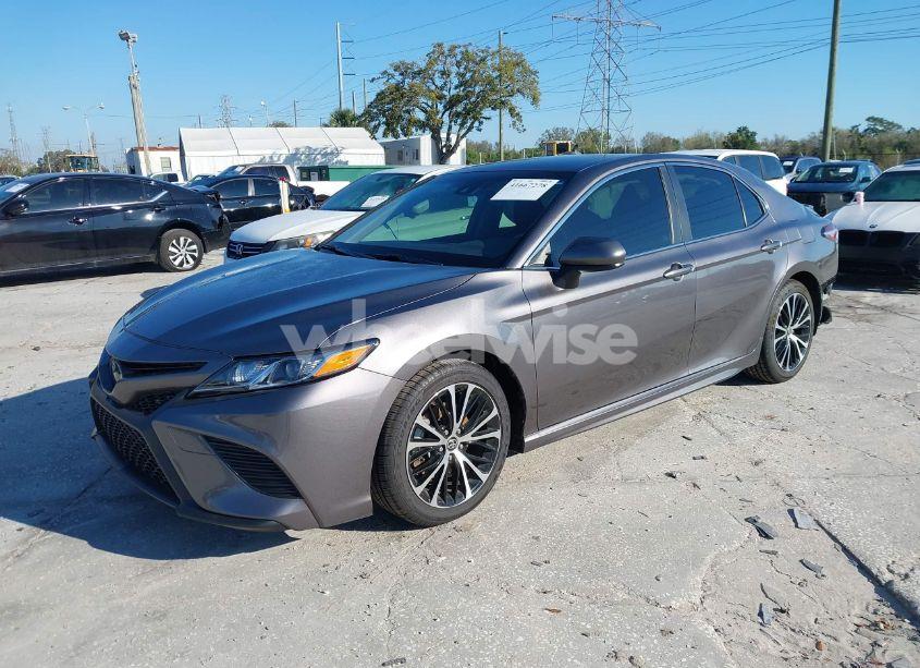 Photo 2 of 2020 Toyota Camry SE (VIN 4T1G11AK2LU392182)