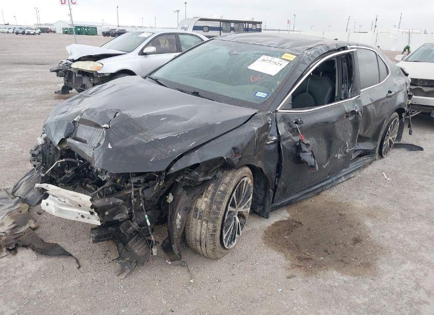 Photo 2 of 2020 Toyota Camry SE (VIN 4T1G11AK2LU507122)