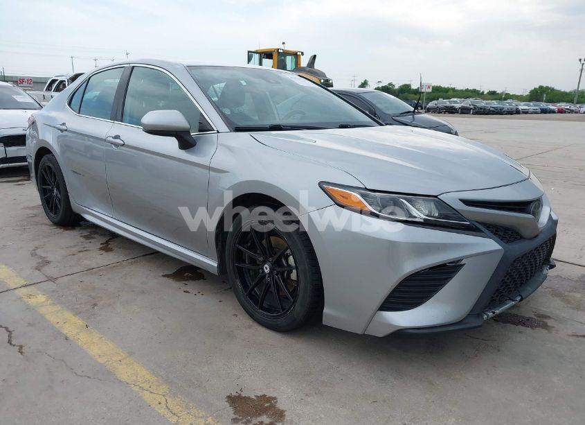 2020 Toyota Camry SE (VIN 4T1G11AK2LU865482) main photo
