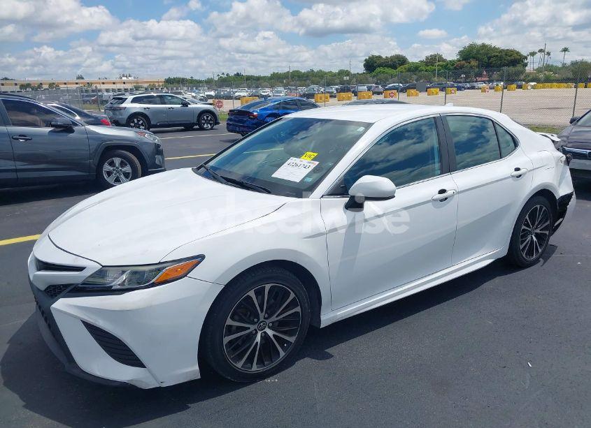 Photo 2 of 2020 Toyota Camry SE (VIN 4T1G11AK2LU883786)