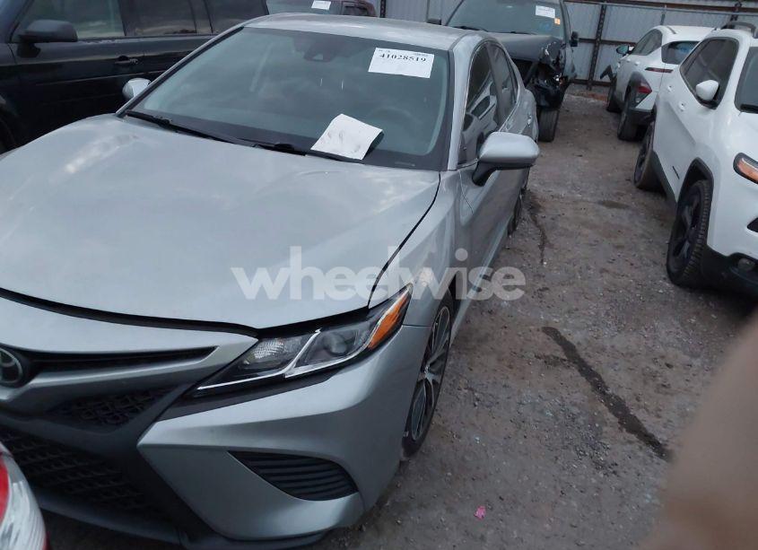 Photo 2 of 2020 Toyota Camry SE (VIN 4T1G11AK2LU901428)