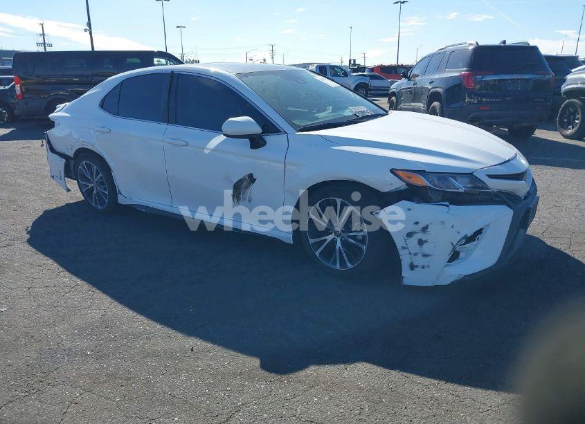 2020 Toyota Camry SE (VIN 4T1G11AK2LU964819) main photo