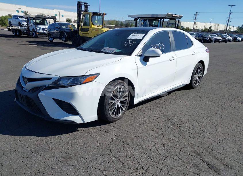 Photo 2 of 2020 Toyota Camry SE (VIN 4T1G11AK2LU964819)