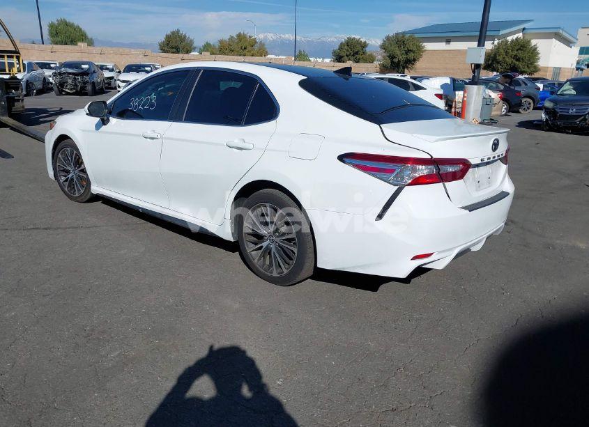 Photo 3 of 2020 Toyota Camry SE (VIN 4T1G11AK2LU964819)