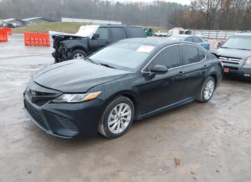 Photo 2 of 2020 Toyota Camry SE (VIN 4T1G11AK2LU980714)